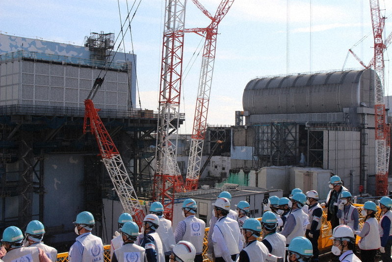 東京電力福島第1原発3号機(右)ではトラブルが続き、使用済み核燃料プールから燃料を取り出す作業が遅れている。左は2号機=福島県で2018年11月(東電提供)