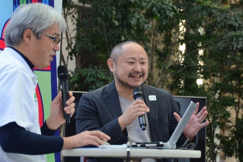 毎日新聞社協力のトークショーで、「1人好きな選手を作ればパラが格段に面白くなる」と語る初瀬勇輔さん(右)=中央区で