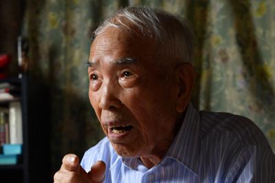 取材に応じ、悲惨な体験を語る永井敬司さん＝茨城県茨城町で2018年8月6日、手塚耕一郎撮影