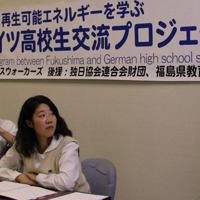 ドイツでのスピーチなどの様子を報告する（左から）小玉直也さん、吉田崚真さん、久下菫さん＝松江市白潟本町のスティックビルで、榊原愛実撮影