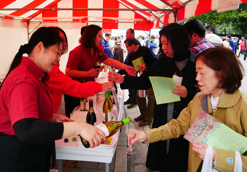 ワインの試飲を楽しむ女性ら=千代田区の日比谷公園で2019年11月3日午前11時59分、二村祐士朗撮影