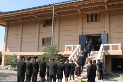 「開封の儀」で正倉院の宝庫に入る関係者ら＝奈良市で２０１９年１０月１日午前１０時７分、姜弘修撮影