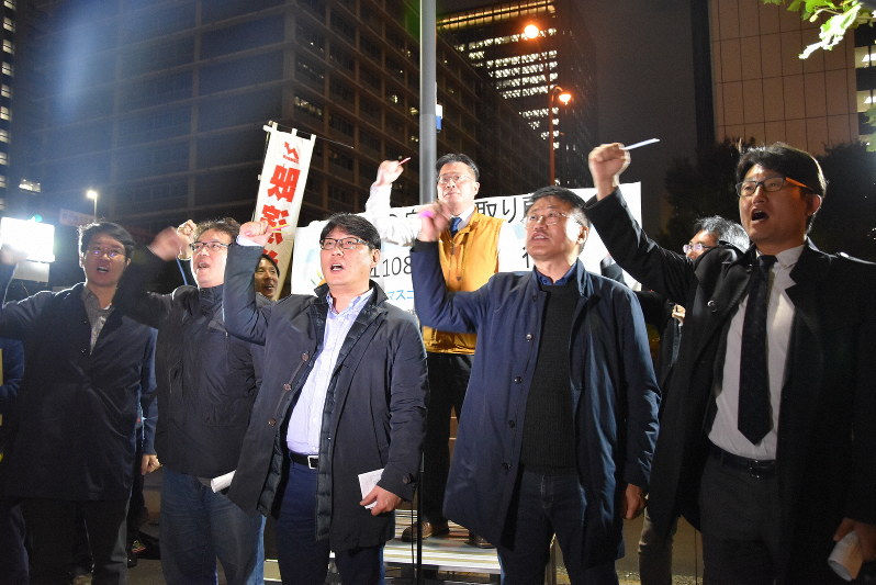 「あなたのための行進曲」を熱唱する韓国・言論労組の呉政勲委員長(奥)ら=東京都千代田区の文部科学省前で2019年11月8日、中川聡子撮影