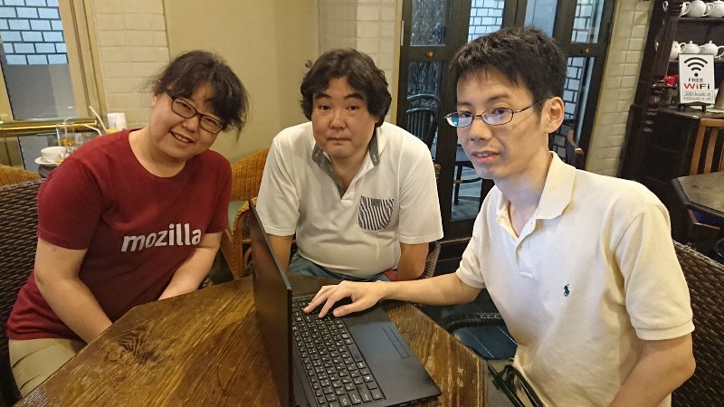 ポータルサイト「生きづらさJAPAN」を開設した双極性障害のなおさん(中央)ら=東京都内で2019年9月25日午後6時48分、塩田彩撮影