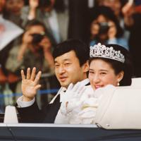 オープンカーから詰めかけた人たちに手を振る皇太子ご夫妻（現在の天皇、皇后両陛下）＝東京・千代田区の最高裁判所前で　1993年6月9日午後、（代表撮影）