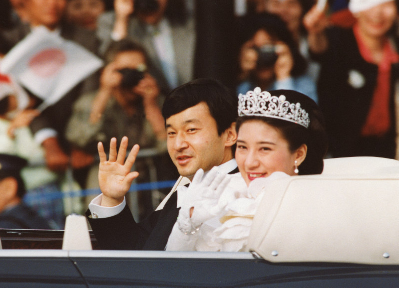 オープンカーから詰めかけた人たちに手を振る皇太子ご夫妻(現在の天皇、皇后両陛下)=東京・千代田区の最高裁判所前で 1993年6月9日午後、(代表撮影)