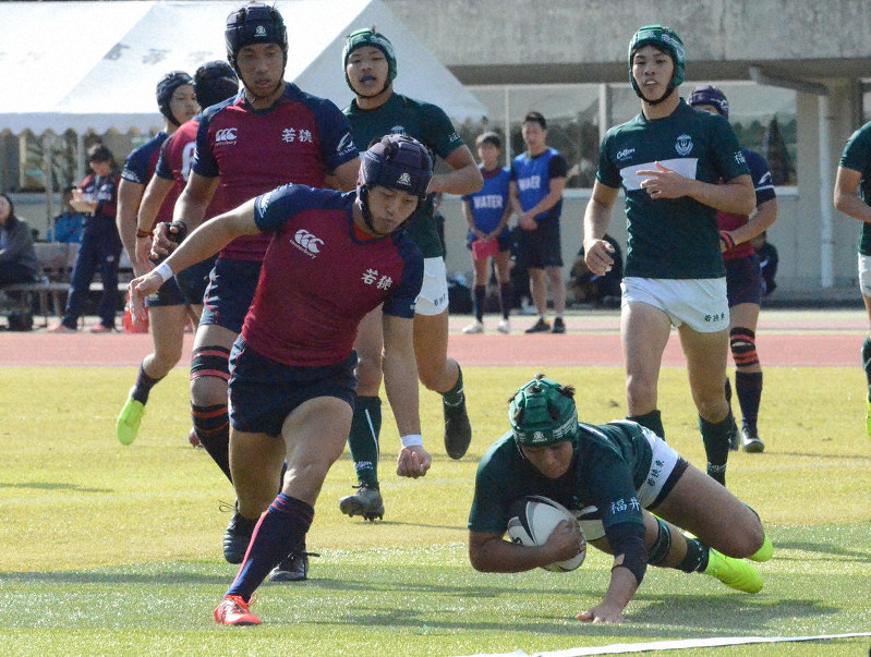 【若狭東63-0若狭】前半28分、独走してトライを決める若狭東の山本友也選手(3年)=小浜市総合運動場陸上競技場で、横見知佳撮影