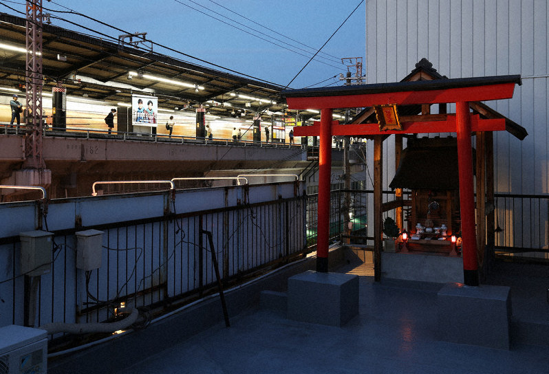 ｖｉｅｗ 屋上の神さま 移ろう街 見守る社 大阪 毎日新聞