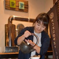 南部鉄器で沸かしたお湯でコーヒーを入れる山崎鮎子さん