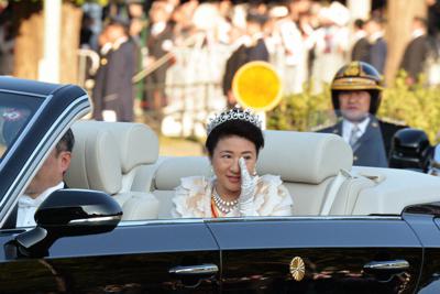 即位を披露する「祝賀御列の儀」でパレード中、目元を押さえられる皇后陛下＝東京都千代田区で2019年11月10日午後3時13分、武市公孝撮影