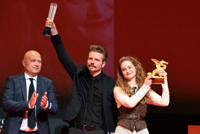 「わたしの叔父さん」が「東京グランプリ」を受賞しトロフィーを掲げるフラレ・ピーダセン監督（左）と主演のイェデ・スナゴー＝滝川大貴撮影