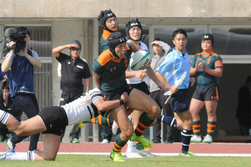 【東福岡-筑紫】後半19分、タックルを受けながらトライを決める東福岡のWTB高本とむ選手(中央)=福岡市博多区の博多の森陸上競技場で2019年11月9日午後0時59分、石井尚撮影