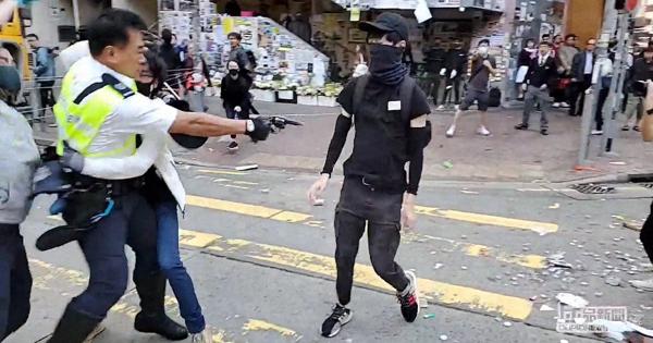 警官が香港デモ参加者に実弾発砲 警察は 脅威を感じて と正当化 毎日新聞