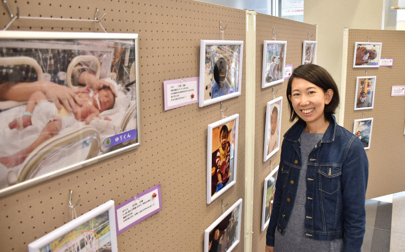 低出生体重児をテーマにした写真展を紹介する「しずくの木」の漆畑希望代表=広島市中区袋町のまちづくり市民交流プラザで2019年11月11日午後2時54分、小山美砂撮影