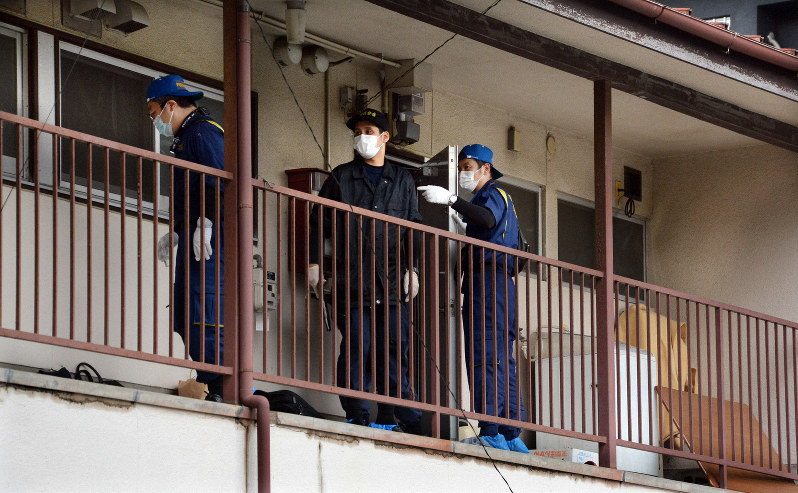 松本英光容疑者のアパートで実況見分する福岡県警捜査員。容疑者は大学時代から暮らすアパートでパソコンに没頭していた=福岡市東区で2018年6月27日午後0時13分、宮原健太撮影