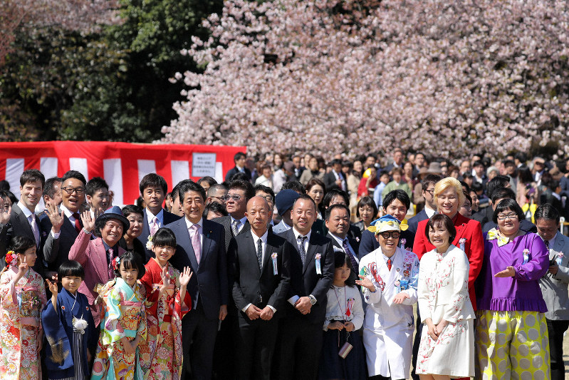 「桜を見る会」で招待客たちと記念撮影する安倍晋三首相(前列右から7人目)=東京都新宿区の新宿御苑で2019年4月13日、喜屋武真之介撮影