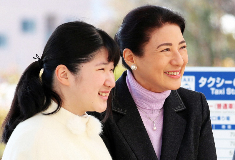 長野県内での静養のため、長野駅に到着された雅子さまと愛子さま=長野市で2019年3月25日、代表撮影