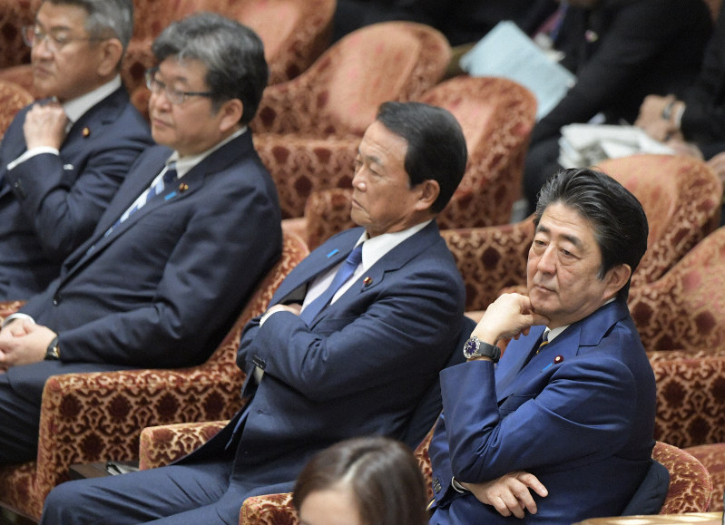 衆院予算委員会に臨む(右から)安倍晋三首相、麻生太郎財務相ら。外為法改正案は今国会の焦点の一つだ=国会内で11月6日、川田雅浩撮影