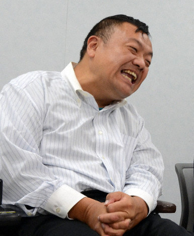 航空機の搭乗拒否問題について記者会見する大久保健一さん(左)と弁護団=大阪市北区で、戸上文恵撮影