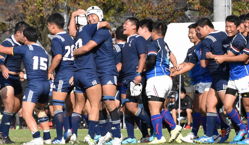 優勝の喜びを爆発させる大分東明高ラグビー部