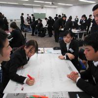 最終講義に参加する「大樟塾」5期生。就活を通じて学んだことを話し合い、模造紙にまとめていく=大阪経済大学で