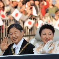 即位を披露する「祝賀御列の儀」で沿道の人たちに手を振られる天皇、皇后両陛下=東京都千代田区で10日午後3時13分、武市公孝撮影