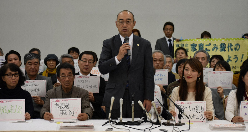 支持者に囲まれて立候補を表明する福山和人氏=京都市上京区で2019年11月11日午後6時37分、澤木政輝撮影