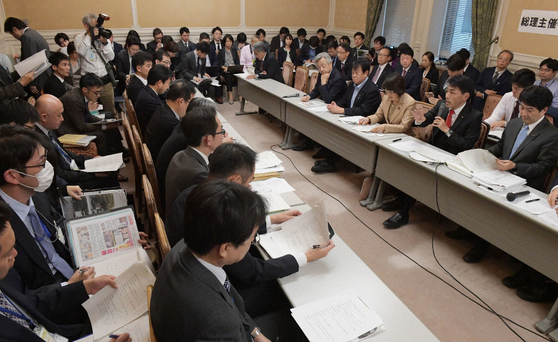 安倍晋三首相主催の「桜を見る会」を巡る問題についての野党合同ヒアリングで内閣府などの担当者たち(左列)に質問する議員たち(右列)=国会内で2019年11月12日午後3時6分、川田雅浩撮影