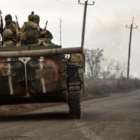 兵力撤退の進む前線付近を移動するウクライナ政府軍の装甲車＝ウクライナ東部ドネツク州で9日、ロイター