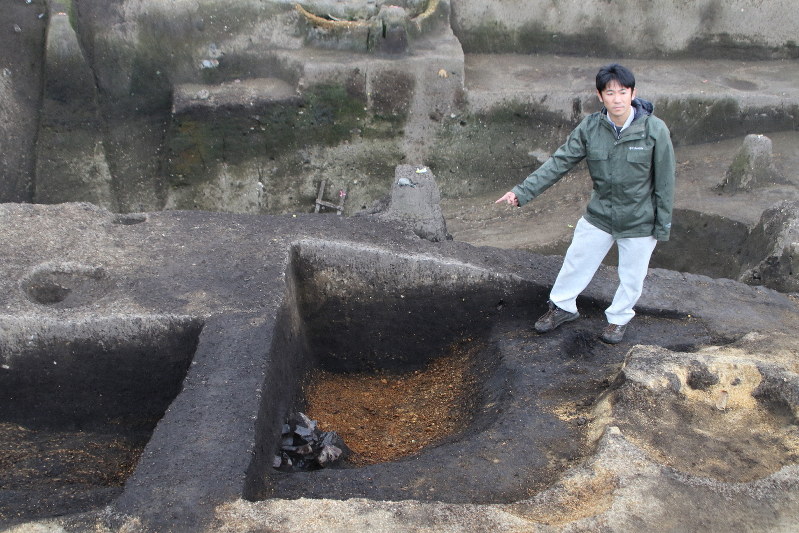 聖寿寺館跡で発見された東北最古級の枡形虎口の跡=南部町で2019年11月7日、塚本弘毅撮影