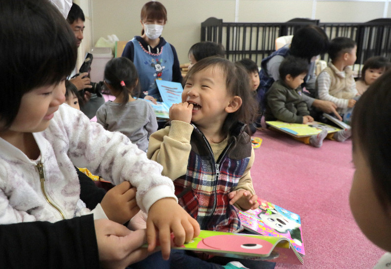 約1カ月ぶりに再開したはと保育園で笑顔を見せる園児たち=福島県いわき市で2019年11月11日、和田大典撮影