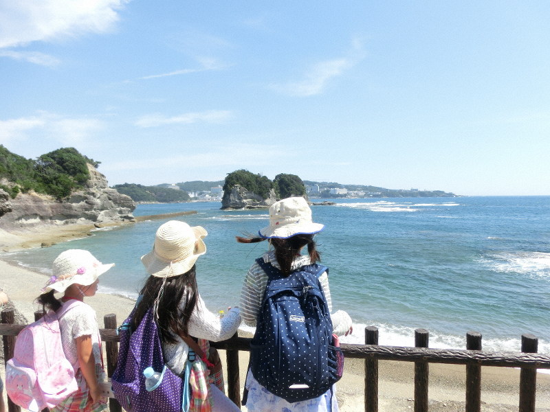 天野さんが企画した和歌山県「親子ワーケーションプログラム」では、子どもたちが海や山で過ごす間に大人たちはテレワークをする=和歌山県白浜町の番所山公園で2018年7月23日、今村茜撮影