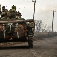 兵力撤退の進む前線付近を移動するウクライナ政府軍の装甲車＝ウクライナ東部ドネツク州で９日、ロイター