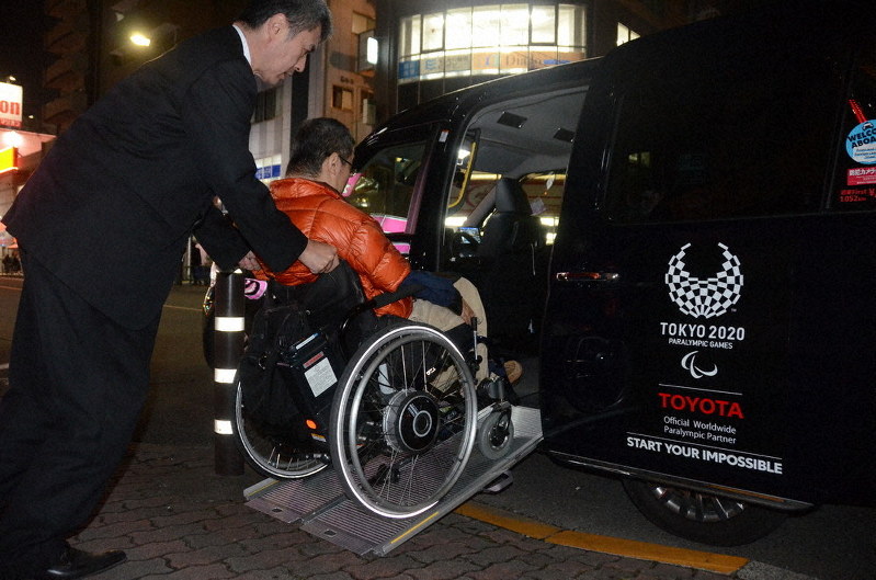 電動車いすでUDタクシーに乗り込む土屋さん=東京都江戸川区で2019年10月