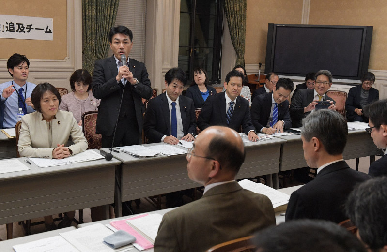 安倍晋三首相主催の「桜を見る会」を巡る問題の野党合同ヒアリングで内閣府などの担当者たち(手前)と質疑する議員たち(奥)=国会内で2019年11月13日午後5時、川田雅浩撮影