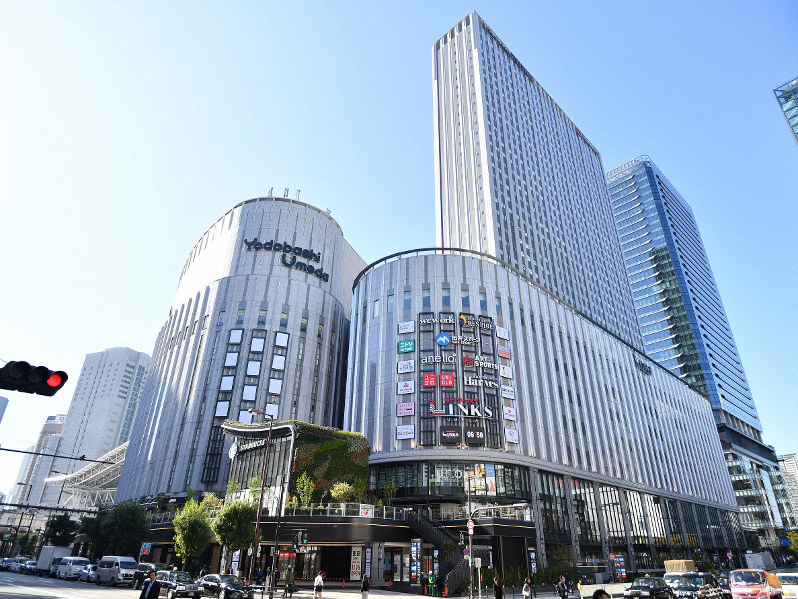 報道公開された「リンクスウメダ」(手前右)=大阪市北区で2019年11月13日午前9時58分、猪飼健史撮影