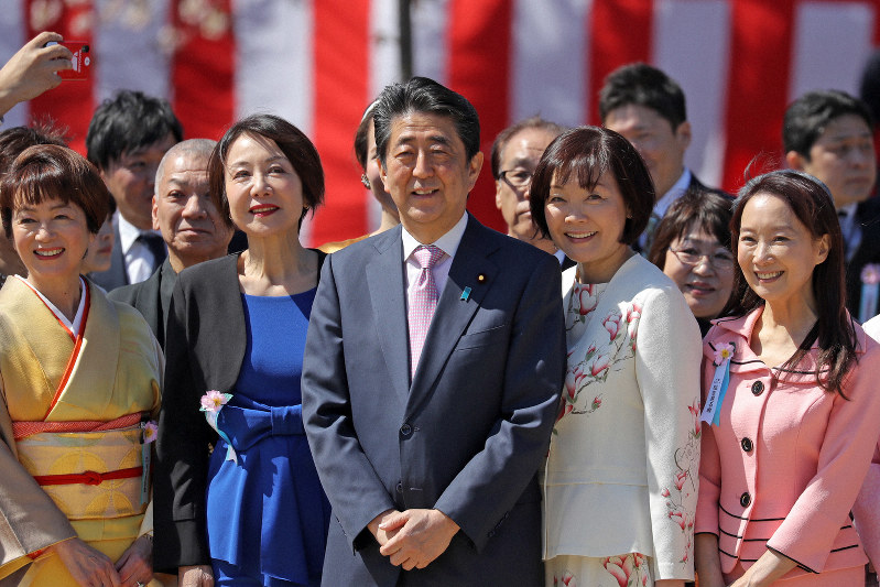 「桜を見る会」で招待客たちと記念撮影する安倍晋三首相夫妻(中央右)=東京都新宿区の新宿御苑で2019年4月13日、喜屋武真之介撮影