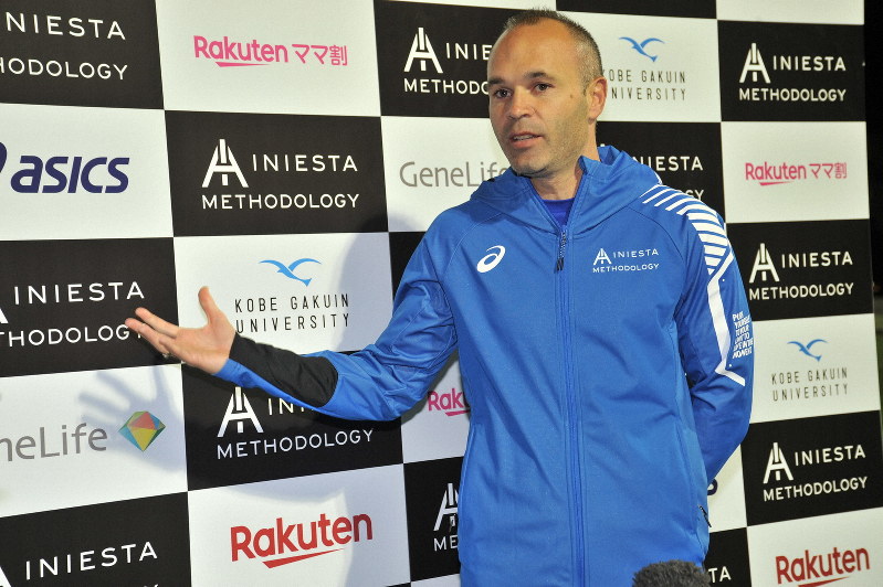 「子どもたちと一緒にサッカーを楽しみたい」と語るイニエスタ選手=神戸市中央区の神戸学院大ポートアイランドキャンパスで2019年11月13日、中尾卓司撮影