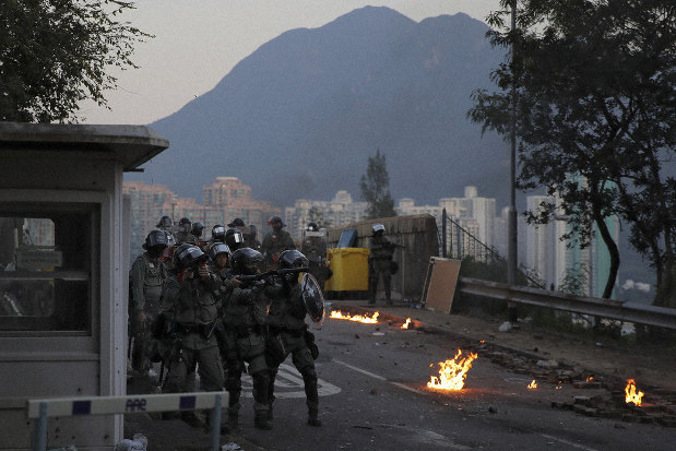 毎小ニュース 国際 香港デモ対立激化 警察が銃を発砲 毎日新聞