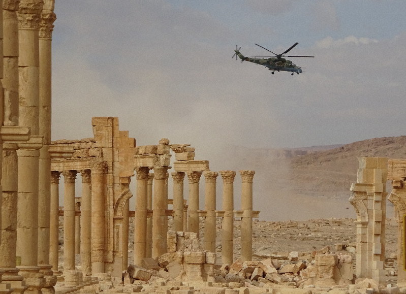 ISの攻撃で破壊されたパルミラ遺跡の凱旋門のアーチ=シリア中部パルミラで2017年12月18日、篠田航一撮影