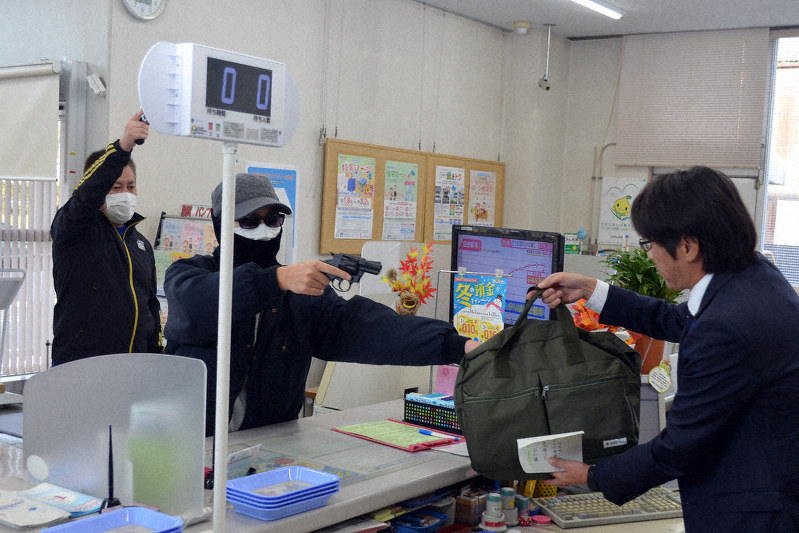 備えあれば憂いなし 「男２人組」、答えはu2026 強盗防犯訓練 東海労金支店 