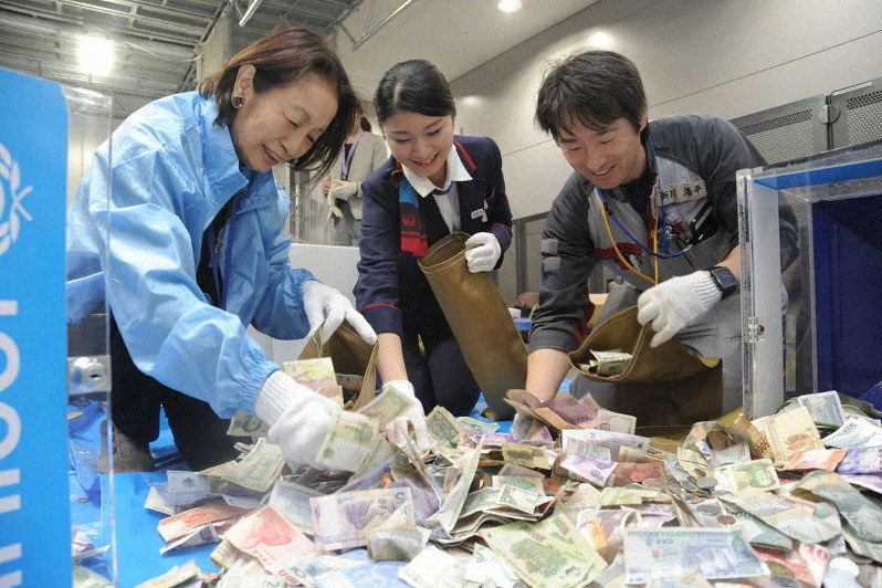 関空で募金の外貨回収 ６３袋分をユニセフ資金に 大阪 毎日新聞