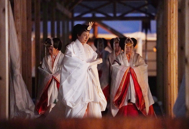 大嘗宮の儀始まる 天皇陛下、白装束で悠紀殿へ [写真特集14/20] | 毎日新聞