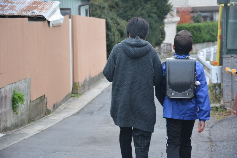 母親に付き添われて下校する児童=青森県八戸市で2019年11月13日、井川加菜美撮影