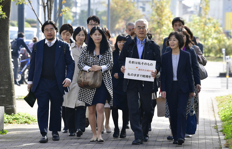 夫婦同姓を定めた民法の規定が憲法に反するかどうかが争われた訴訟の判決を聞くため東京地裁立川支部に入る原告ら=東京都立川市で2019年11月14日午前10時2分、藤井達也撮影
