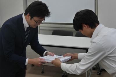 文部科学省の職員（左）に署名を手渡す高校生＝東京都千代田区で2019年11月6日午後5時10分、水戸健一撮影