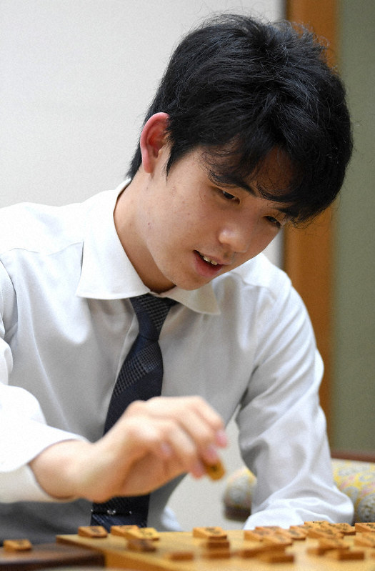 感想戦で対局を振り返る藤井七段=大阪市福島区の関西将棋会館で14日午後8時29分、久保玲撮影