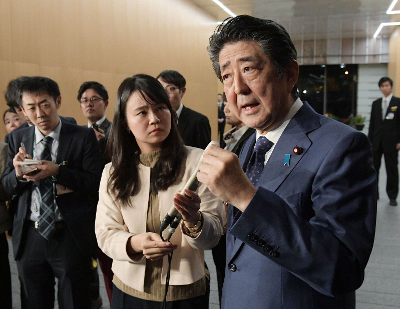 自身主催の「桜を見る会」を巡る問題について記者団の質問に答える安倍晋三首相=首相官邸で2019年11月15日午後6時39分、川田雅浩撮影