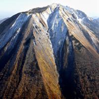 大山が初冠雪 西日本冷え込む 平年より14日遅く [写真特集5/4] | 毎日新聞