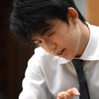 久保利明九段に勝ち、感想戦で対局を振り返る藤井聡太七段＝大阪市福島区の関西将棋会館で2019年11月14日午後8時31分、久保玲撮影